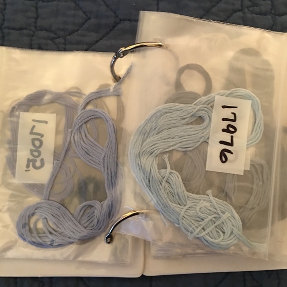 Embroidery floss & two ring binder 28 envelopes of floss - Picture 5 of 6